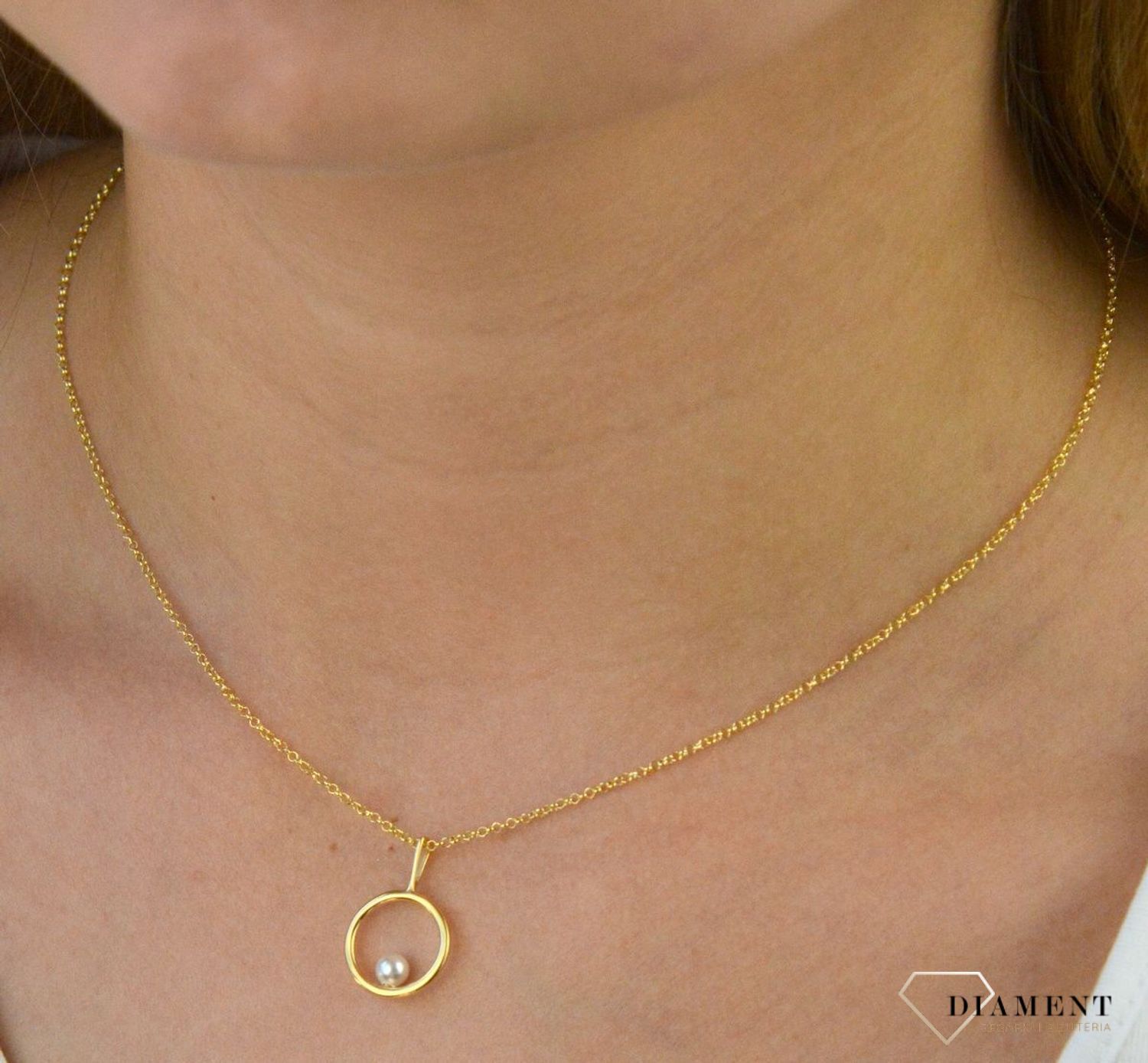 Naszyjnik srebrny pozłacany koło z perłą DZN462 IP Z. Naszyjnik srebrny pozłacany. Naszyjnik pozłacany kółko z masą perłową. Naszyjnik idealny pomysł na prezent dla każdej kobiet.jpg